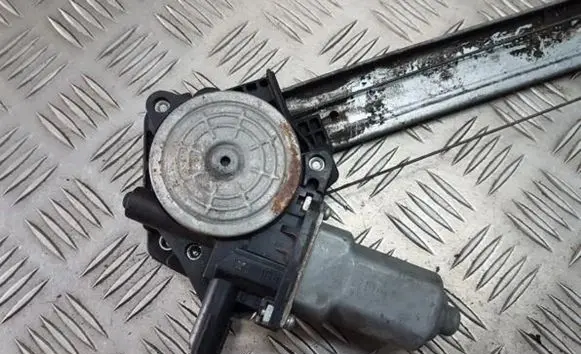 Honda CR-V Front door window regulator motor