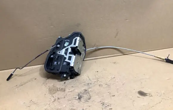 BMW 3 E90 E91 Rear door lock 7060296