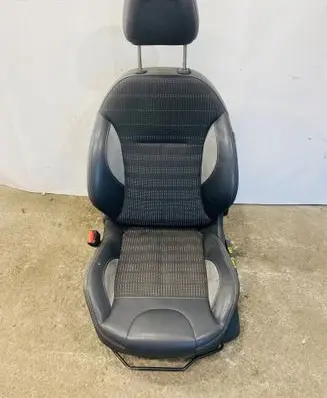 Peugeot 2008 I Front driver seat 