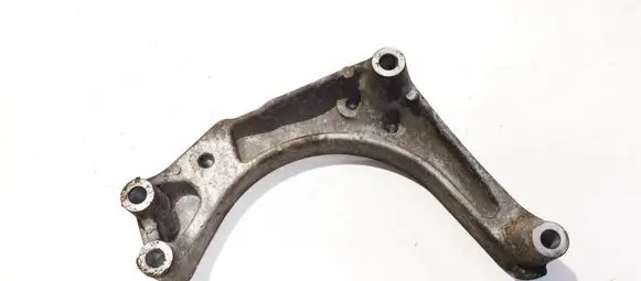 Subaru Legacy Engine mounting bracket