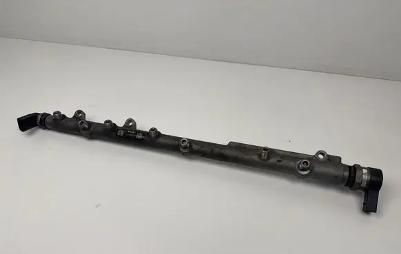 BMW 5 E60 E61 Fuel distributor 7799610 000368L5 0445216023