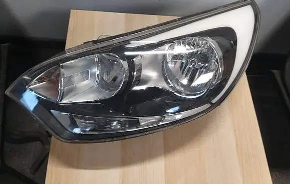 KIA Rio Headlight/headlamp 921011W