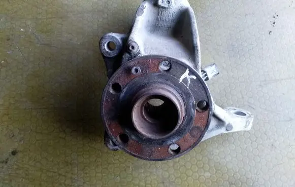 Volkswagen PASSAT B6 Front wheel hub 3C04071257