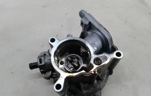 Volkswagen Beetle A5 Vacuum pump 06J145100C