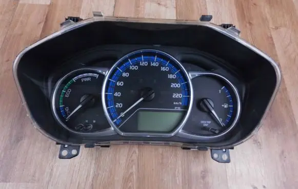 Toyota Yaris Speedometer (instrument cluster) 838000U390