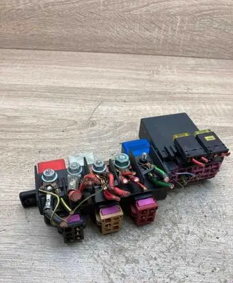 Volkswagen PASSAT B5 Fuse module 8L0941822A 896083000