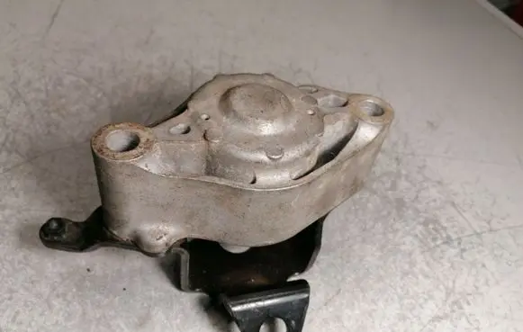 Toyota Prius (XW20) Engine mount bracket RT362401