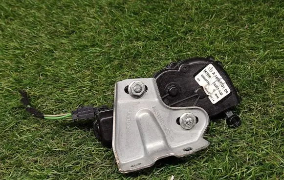 Mercedes-Benz GL X166 Vent window/glass motor A1666700104