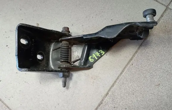 Chrysler Town u0026 Country V Sliding door middle roller runner 05020673AE