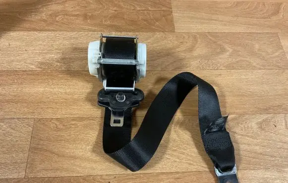 Ford Focus Front seatbelt 33032071 040673