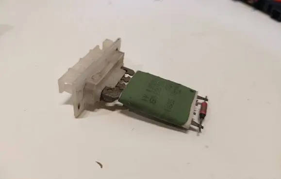 Peugeot 107 Heater blower motor/fan resistor 13223A 5Y0911 N102762G