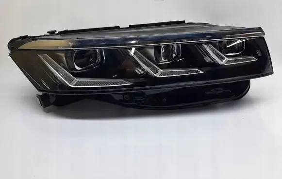 Volkswagen Touareg II Headlight/headlamp 761941082B