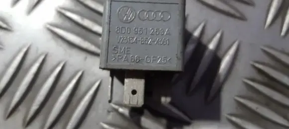 Volkswagen PASSAT B5.5 Other relay 8d0951253a v23134-b52-x301