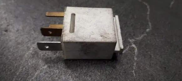 Ford Mondeo Mk III Fuel pump relay 938G13L028AA