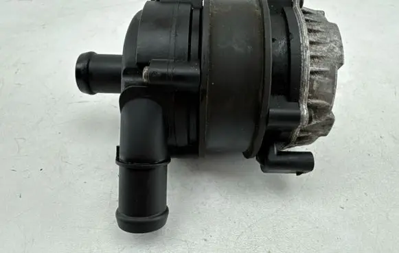 Volkswagen Golf VIII Electric auxiliary coolant/water pump 04L965567