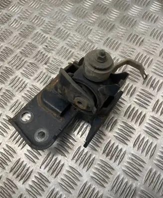 Toyota RAV 4 (XA30) Engine mount bracket