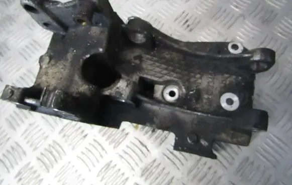 Peugeot 307 Engine mounting bracket 9643834980