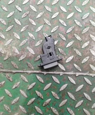 BMW 7 E65 E66 Glove box handle 108625