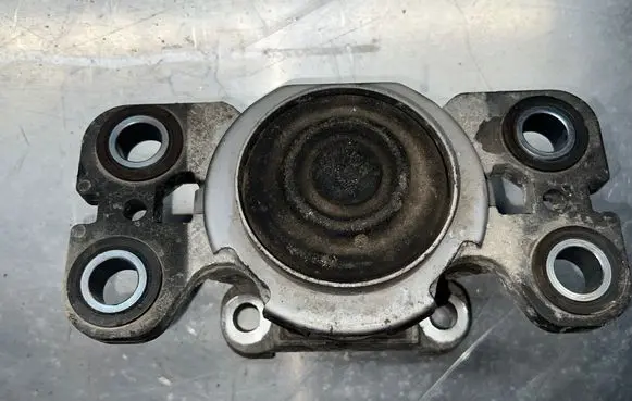 Volvo XC60 Front differential mounting bracket 