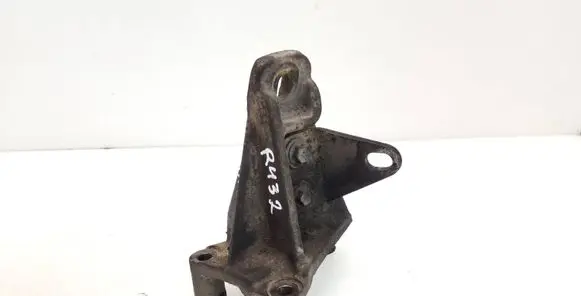 Suzuki Grand Vitara II Engine mounting bracket