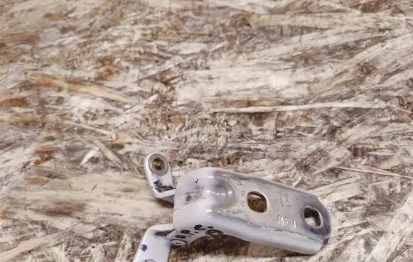 Cadillac XTS Rear door lower hinge A046057 P15202