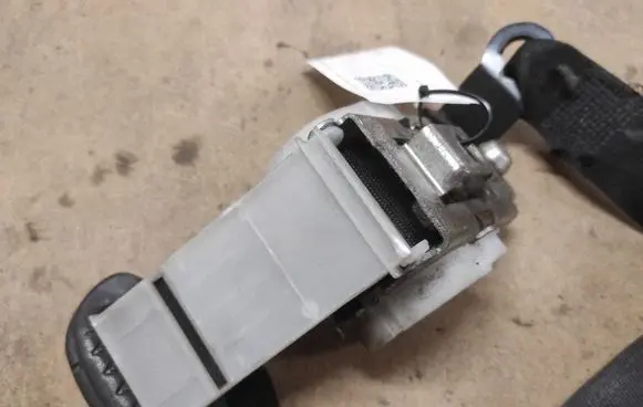 Opel Vectra C Front seatbelt 2402050