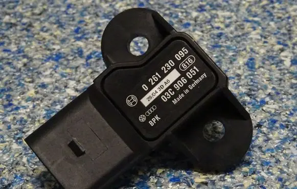 Volkswagen Golf VII Air pressure sensor 03C906051 0261230095