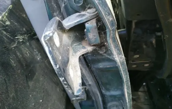 Hyundai Trajet Rear door lower hinge