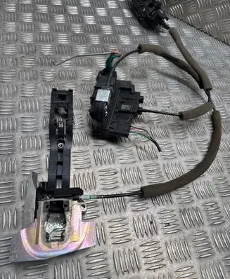 Nissan X-Trail T32 Front door lock 