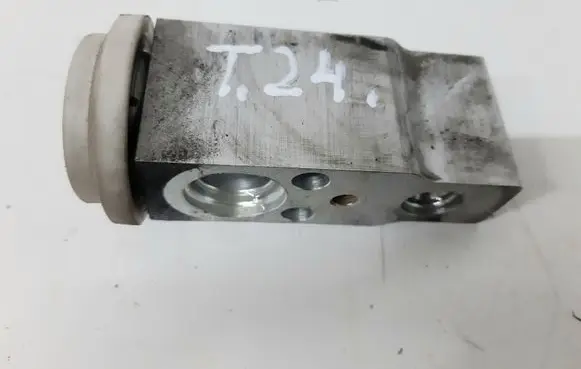 KIA Sorento Air conditioning (A/C) expansion valve 