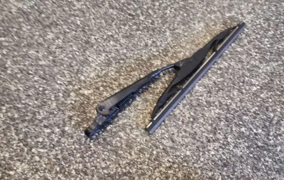 Rear wiper blade arm