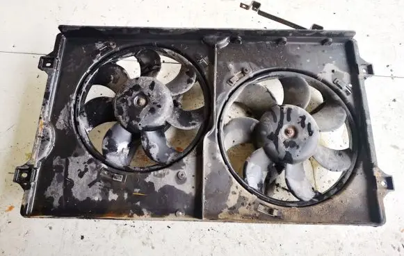 Radiator cooling fan shroud