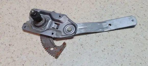Rear door manual window regulator