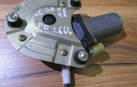Renault Megane I Front door window regulator motor