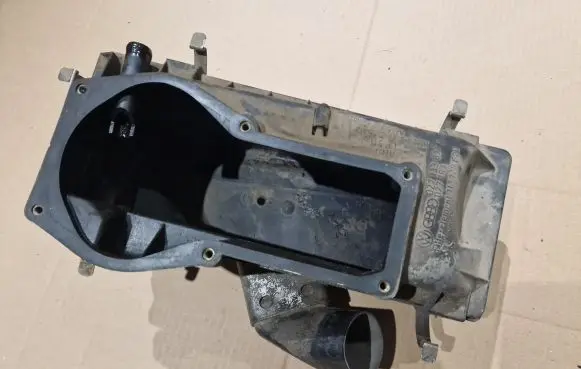 Volkswagen Golf II Air filter box 027133837H