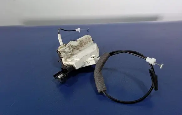 Peugeot 308 Front door lock 567147
