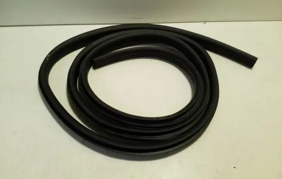 Rear door rubber seal (on body)