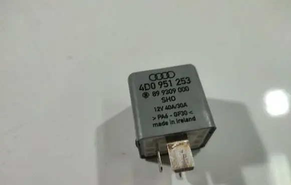 Volkswagen PASSAT B6 Other relay 4D0951253