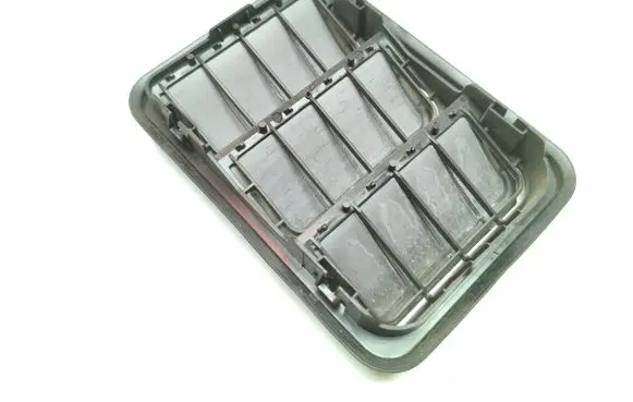 Quarter panel pressure vent