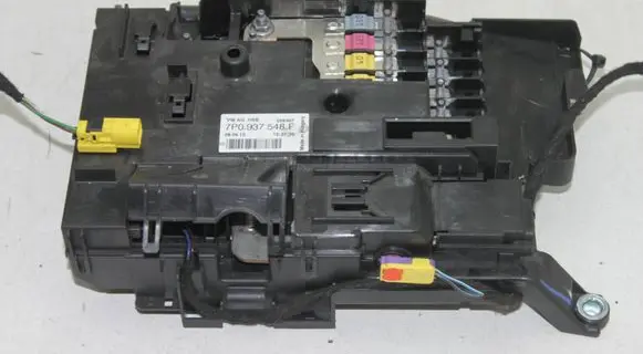 Volkswagen Touareg II Fuse module 7P0937548F