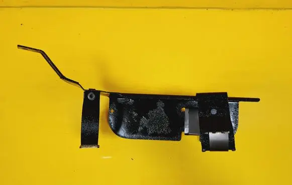 Volkswagen Golf I Fuel pump bracket 