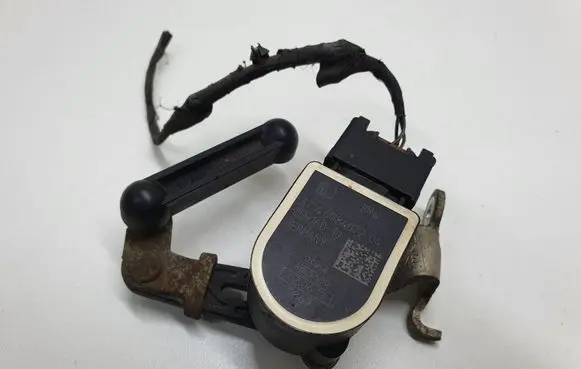 Headlight/headlamp level sensor