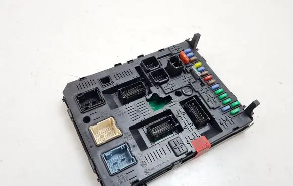 Peugeot 308 SW Fuse module 20977771 212458801 281197595