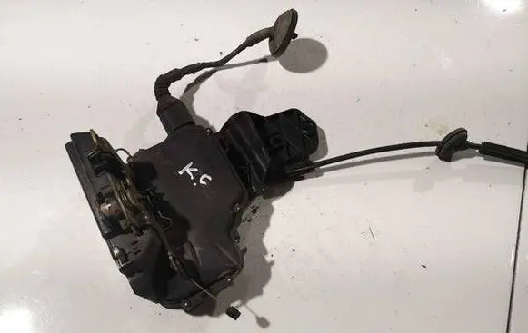 Volkswagen PASSAT B5 Rear door lock 3B48390150