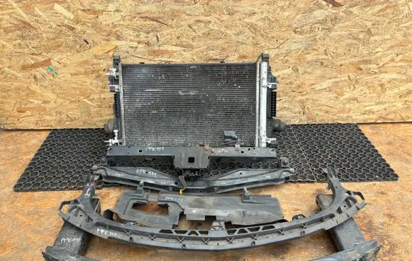 Opel Zafira C Radiator support slam panel