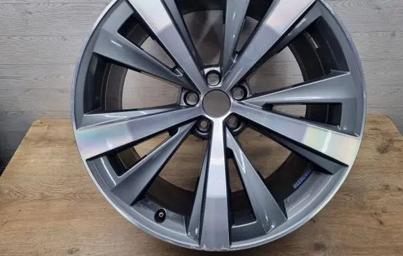 Audi Q8 R21 alloy rim 4M8601025AA