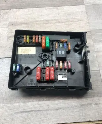 Volkswagen Golf VI Fuse box set 01718130 414082470