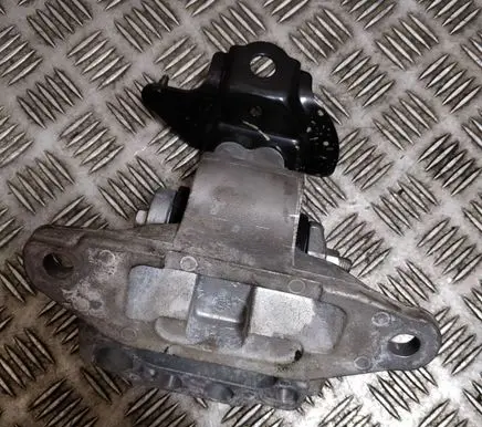 Toyota RAV 4 (XA50) Engine mounting bracket