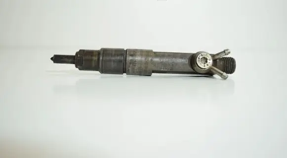 Audi A6 S6 C4 4A Fuel injector 046130201E