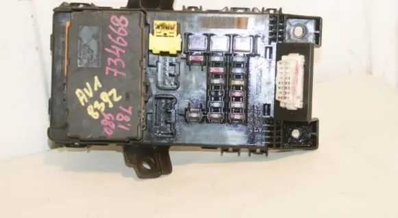 Toyota Avensis T220 Fuse module 8273005020 8264105011